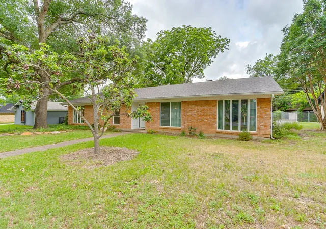 Photo 3 of Sale Pending at 4000 Sundown Dr, Fort Worth, TX 76116 | MLS# 21272087 | Listing updated on 2026-09-11