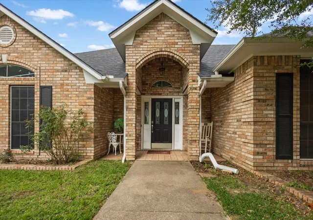 Photo 3 of Single family home for sale at 113 Saint Andrews Cir, Hideaway, TX 75771 | MLS# 21276958 | Listing updated on 2026-09-28