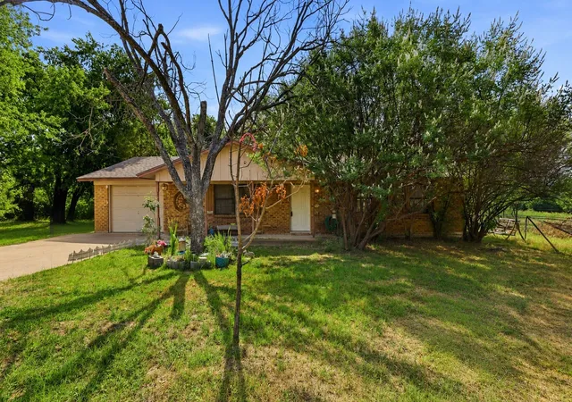 Photo 2 of Single family home for sale at 606 E Barton St, Granbury, TX 76048 | MLS# 21267567 | Listing updated on 2026-10-07