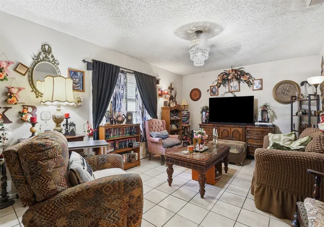 Photo 3 of Single family home for sale at 606 E Barton St, Granbury, TX 76048 | MLS# 21267567 | Listing updated on 2026-10-07