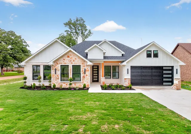 Photo 3 of Single family home for sale at 120 Springwood Rd, Enchanted Oaks, TX 75156 | MLS# 21272372 | Listing updated on 2026-09-08