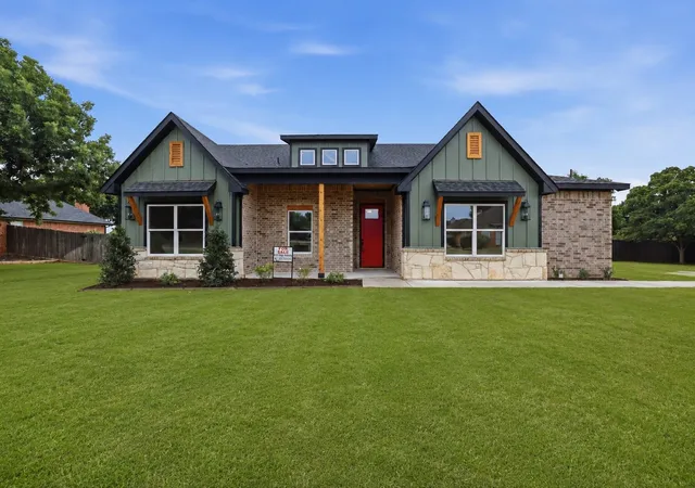 Photo 1 of Single family home for sale at 3201 Walnut Creek Pkwy, Granbury, TX 76049 | MLS# 21277694 | Listing updated on 2026-09-14