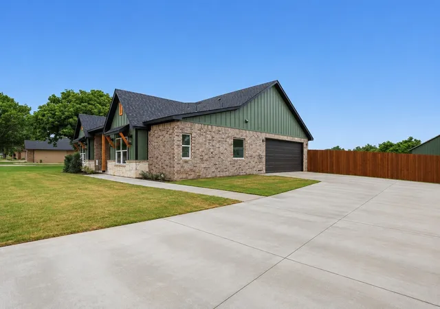 Photo 3 of Single family home for sale at 3201 Walnut Creek Pkwy, Granbury, TX 76049 | MLS# 21277694 | Listing updated on 2026-09-14