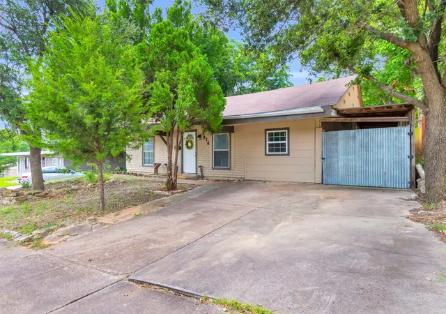 Photo 3 of Single family home for sale at 918 Garden Dr, Garland, TX 75040 | MLS# 21268663 | Listing updated on 2026-09-30