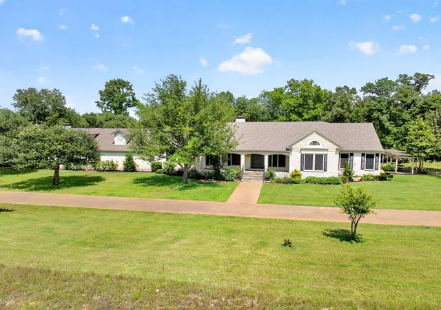 Photo 2 of Single family home for sale at 1901 Rose Pt, Athens, TX 75752 | MLS# 21256244 | Listing updated on 2026-09-14