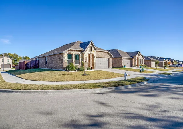 Photo 2 of Single family home for sale at 5828 Utopia Dr, Fort Worth, TX 76179 | MLS# 21278241 | Listing updated on 2026-07-31