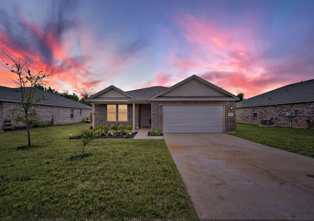 Photo 1 of Single family home for sale at 420 Jameson St, Springtown, TX 76082 | MLS# 21278283 | Listing updated on 2026-09-29