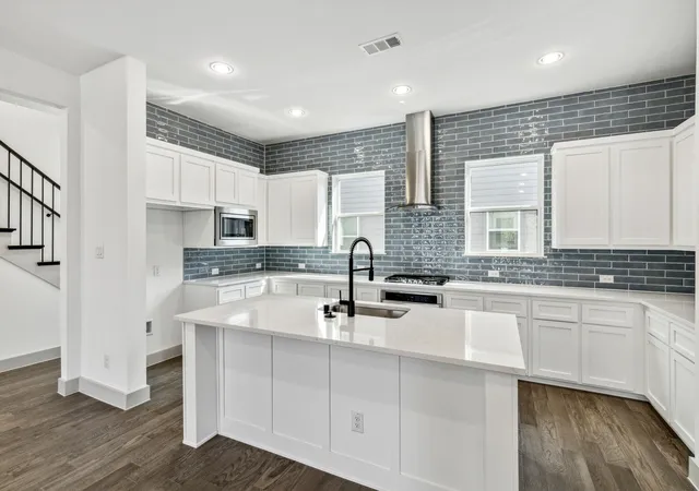 Photo 3 of Single family home for sale at 2541 Carmelita St, Dallas, TX 75212 | MLS# 21278383 | Listing updated on 2026-09-13