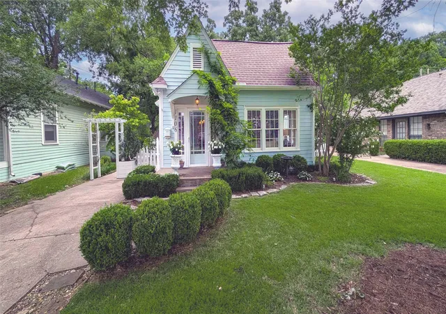 Photo 2 of Sale Pending at 1106 Tucker St, Mc Kinney, TX 75069 | MLS# 21278577 | Listing updated on 2026-09-30