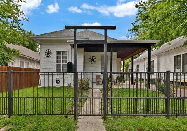 Photo 2 of Single family home for sale at 1811 Wesley St, Greenville, TX 75401 | MLS# 21278606 | Listing updated on 2026-09-14
