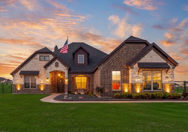Photo 3 of Single family home for sale at 252 Agua Linda Dr, Godley, TX 76044 | MLS# 21249867 | Listing updated on 2026-09-10