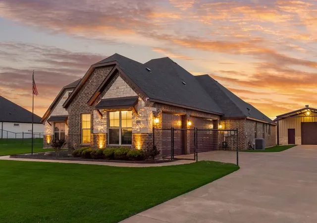 Photo 4 of Single family home for sale at 252 Agua Linda Dr, Godley, TX 76044 | MLS# 21249867 | Listing updated on 2026-09-10