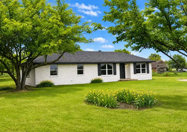 Photo 1 of Single family home for sale at 105 Paige St, Weatherford, TX 76088 | MLS# 21276480 | Listing updated on 2026-09-09