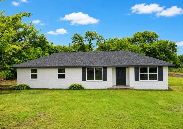 Photo 2 of Single family home for sale at 105 Paige St, Weatherford, TX 76088 | MLS# 21276480 | Listing updated on 2026-09-09