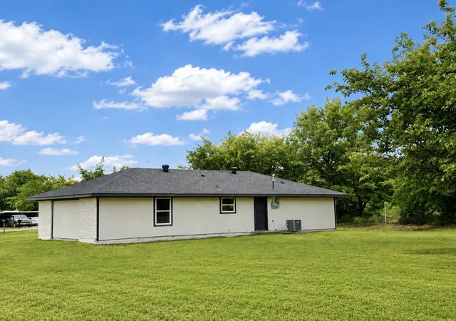 Photo 3 of Single family home for sale at 105 Paige St, Weatherford, TX 76088 | MLS# 21276480 | Listing updated on 2026-09-09