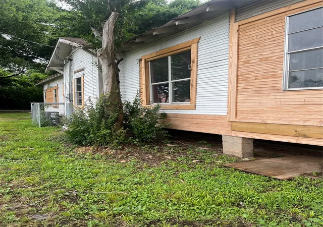 Photo 4 of Single family home for sale at 233 W 73Rd St, Shreveport, LA 71106 | MLS# 21279074 | Listing updated on 2026-09-09