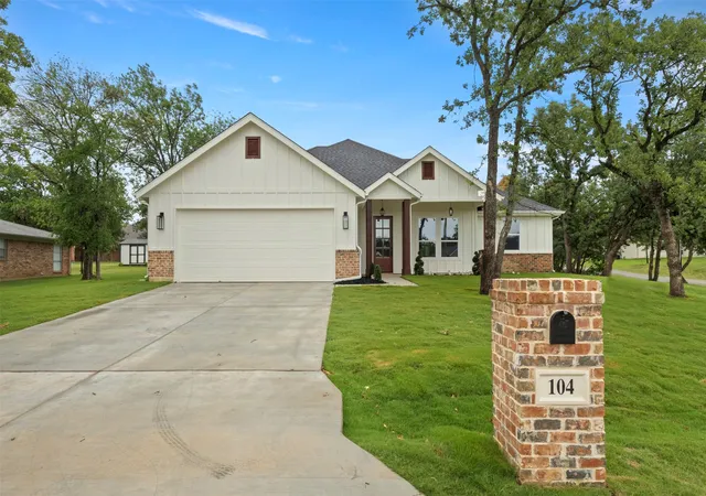 Photo 1 of Single family home for sale at 104 Jim Walters Dr, Bridgeport, TX 76426 | MLS# 21278165 | Listing updated on 2026-09-12