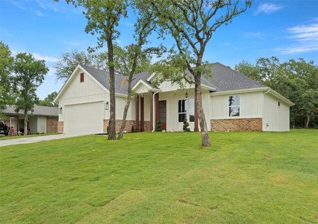 Photo 2 of Single family home for sale at 104 Jim Walters Dr, Bridgeport, TX 76426 | MLS# 21278165 | Listing updated on 2026-09-12