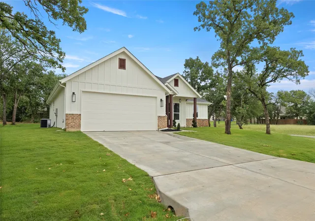 Photo 3 of Single family home for sale at 104 Jim Walters Dr, Bridgeport, TX 76426 | MLS# 21278165 | Listing updated on 2026-09-12