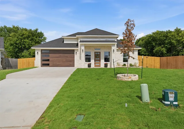 Photo 2 of Single family home for sale at 9912 Durango Trl, Waco, TX 76712 | MLS# 21277992 | Listing updated on 2026-09-12