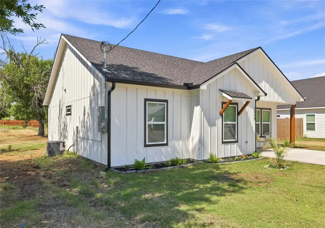 Photo 1 of Sale Pending at 1609 2nd St, Brownwood, TX 76801 | MLS# 21279307 | Listing updated on 2026-09-22