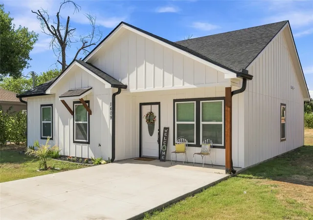 Photo 2 of Sale Pending at 1609 2nd St, Brownwood, TX 76801 | MLS# 21279307 | Listing updated on 2026-09-22