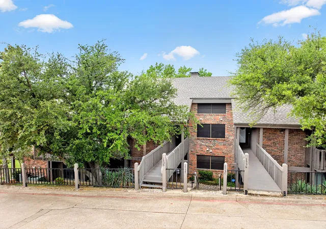 Photo 2 of Sale Pending at 1538 Signal Ridge Pl #1538, Rockwall, TX 75032 | MLS# 21276604 | Listing updated on 2026-09-29
