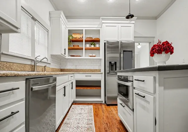 Photo 4 of Sale Pending at 300 E University Ave, Waxahachie, TX 75165 | MLS# 21278995 | Listing updated on 2026-09-11