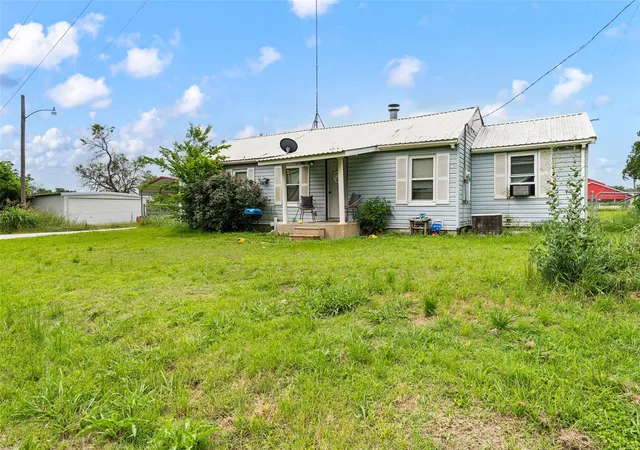 Photo 4 of Multi family home for sale at 112 Woodlake Ln, Axtell, TX 76624 | MLS# 21279640 | Listing updated on 2026-09-09