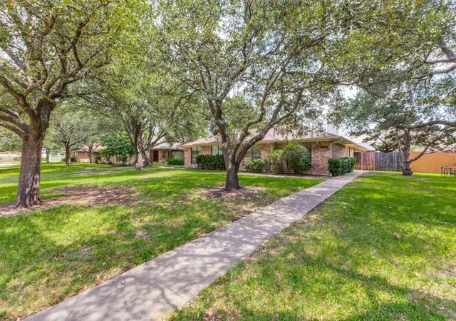 Photo 1 of Single family home for sale at 811 Saint Paul Ct, Richardson, TX 75080 | MLS# 21279750 | Listing updated on 2026-07-31