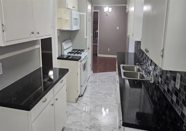 Photo 3 of Single family home for sale at 2006 Lovers Lane, Shreveport, LA 71105 | MLS# 21279823 | Listing updated on 2026-09-25