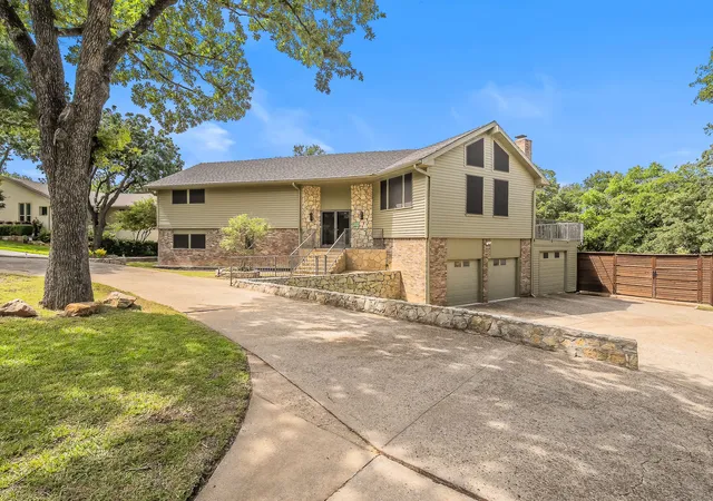 Photo 1 of Sale Pending at 1724 Prestonwood Dr, Arlington, TX 76012 | MLS# 21279902 | Listing updated on 2026-09-14