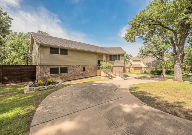 Photo 2 of Sale Pending at 1724 Prestonwood Dr, Arlington, TX 76012 | MLS# 21279902 | Listing updated on 2026-09-14
