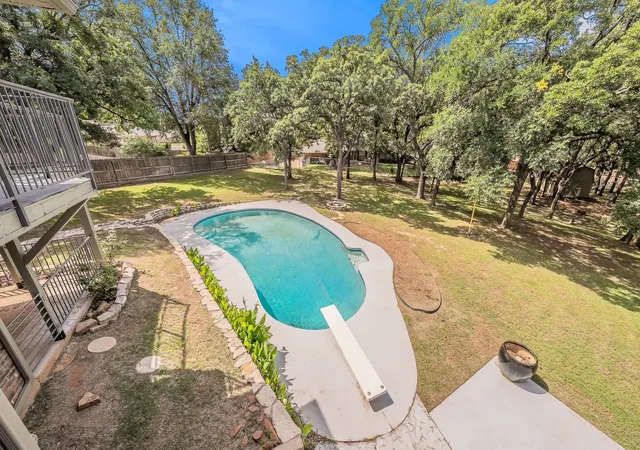Photo 3 of Sale Pending at 1724 Prestonwood Dr, Arlington, TX 76012 | MLS# 21279902 | Listing updated on 2026-09-14