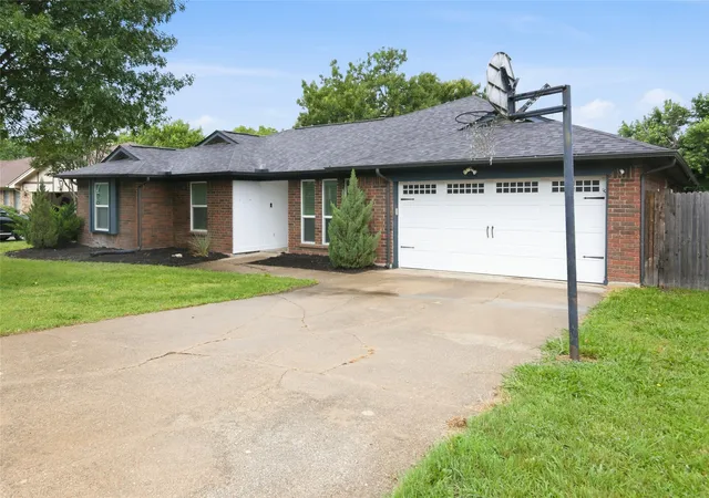 Photo 3 of Sale Pending at 372 La Quinta Cir S, Keller, TX 76248 | MLS# 21278858 | Listing updated on 2026-09-12