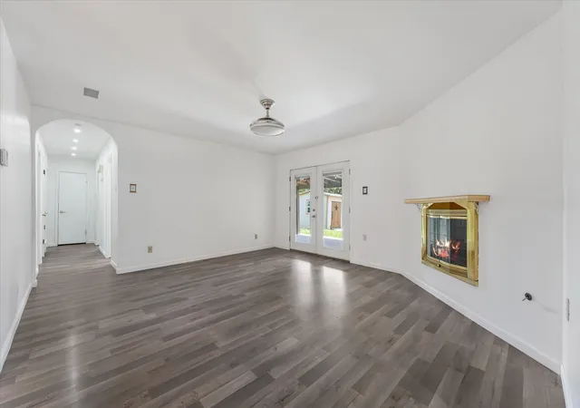 Photo 3 of Sale Pending at 4014 W Rochelle Rd, Irving, TX 75062 | MLS# 21280002 | Listing updated on 2026-08-01