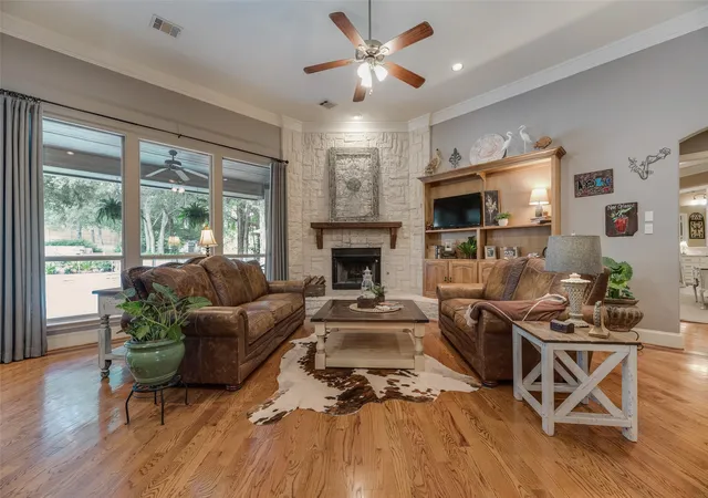 Photo 3 of Single family home for sale at 115 River Run Dr, Azle, TX 76020 | MLS# 21276014 | Listing updated on 2026-10-03
