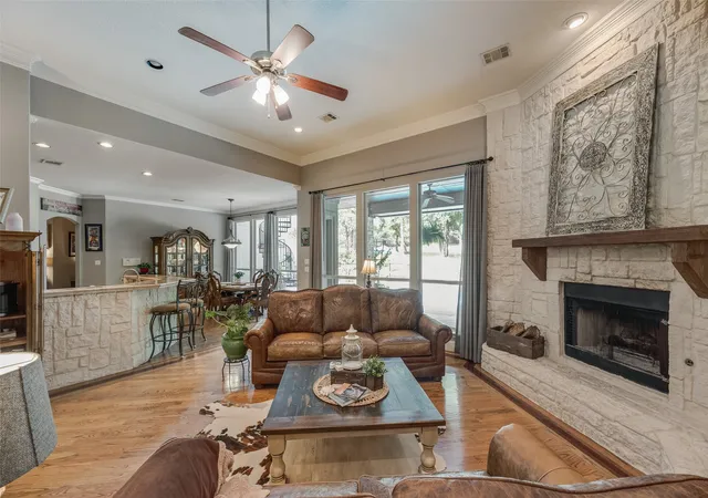 Photo 4 of Single family home for sale at 115 River Run Dr, Azle, TX 76020 | MLS# 21276014 | Listing updated on 2026-10-03