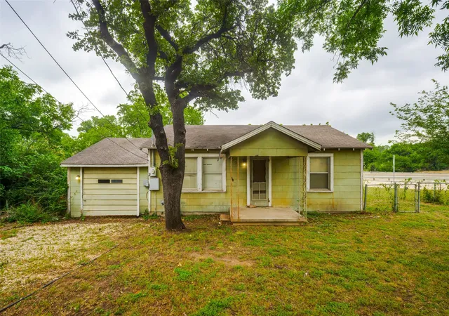 Photo 1 of Single family home for sale at 1202 Lindsey St, Denton, TX 76205 | MLS# 21252509 | Listing updated on 2026-08-01