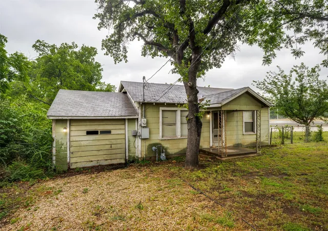 Photo 2 of Single family home for sale at 1202 Lindsey St, Denton, TX 76205 | MLS# 21252509 | Listing updated on 2026-08-01