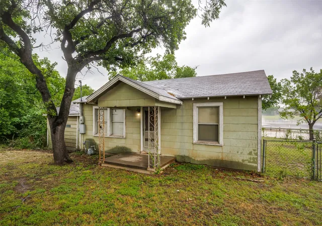 Photo 3 of Single family home for sale at 1202 Lindsey St, Denton, TX 76205 | MLS# 21252509 | Listing updated on 2026-08-01