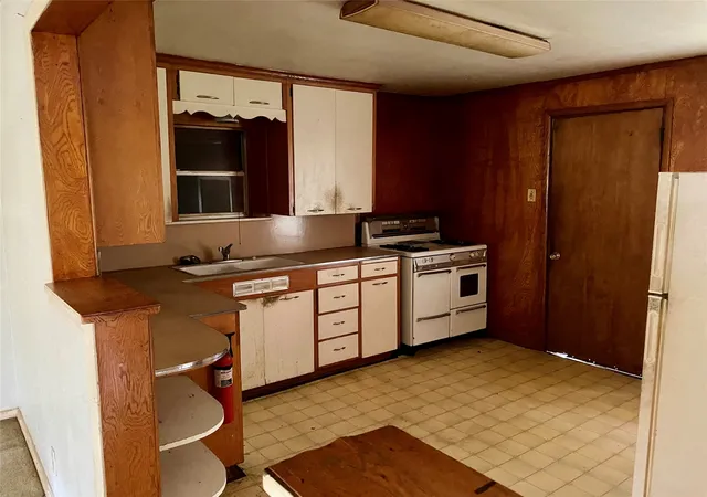 Photo 4 of Single family home for sale at 1202 Lindsey St, Denton, TX 76205 | MLS# 21252509 | Listing updated on 2026-09-23