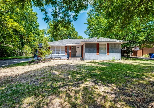 Photo 3 of Single family home for sale at 504 John Arden Dr, Waxahachie, TX 75165 | MLS# 21276128 | Listing updated on 2026-09-23