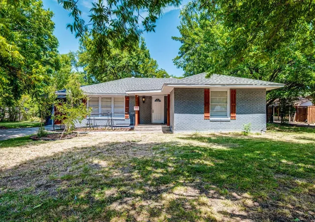 Photo 3 of Single family home for sale at 504 John Arden Dr, Waxahachie, TX 75165 | MLS# 21276128 | Listing updated on 2026-09-23