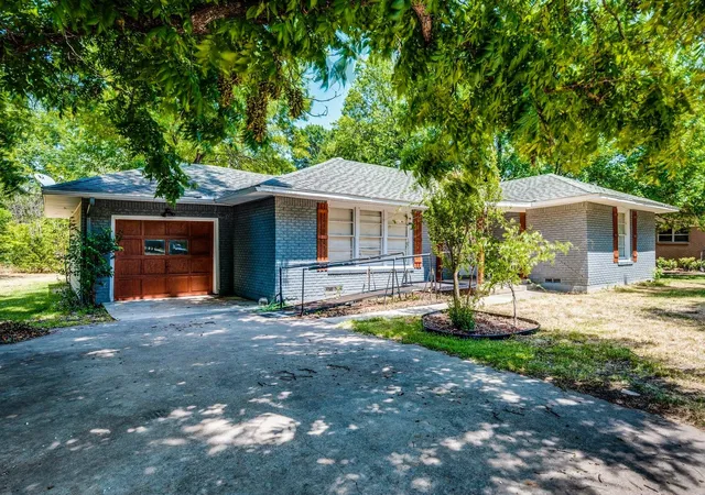 Photo 4 of Single family home for sale at 504 John Arden Dr, Waxahachie, TX 75165 | MLS# 21276128 | Listing updated on 2026-09-23