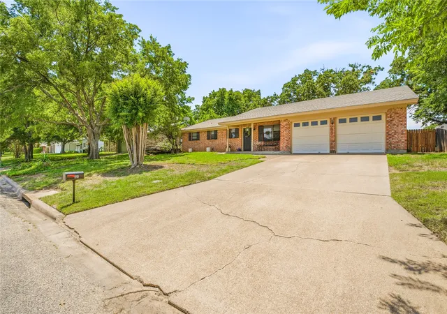 Photo 3 of Single family home for sale at 510 Spring Meadow St, Stephenville, TX 76401 | MLS# 21280525 | Listing updated on 2026-09-23