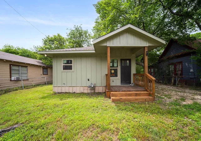 Photo 2 of Single family home for sale at 1503 E 9th Ave, Corsicana, TX 75110 | MLS# 21276450 | Listing updated on 2026-09-11
