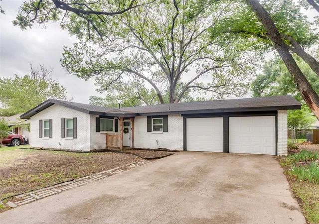 Photo 1 of Single family home for sale at 2012 Bradford Dr, Arlington, TX 76010 | MLS# 21281520 | Listing updated on 2026-08-01
