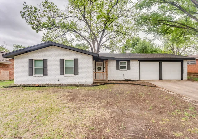 Photo 2 of Single family home for sale at 2012 Bradford Dr, Arlington, TX 76010 | MLS# 21281520 | Listing updated on 2026-08-01