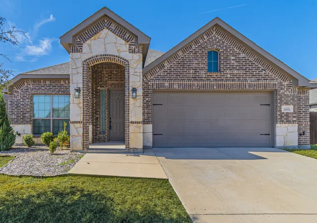 Photo 1 of Single family home for sale at 1901 Maplewood Dr, Red Oak, TX 75154 | MLS# 21266926 | Listing updated on 2026-09-12